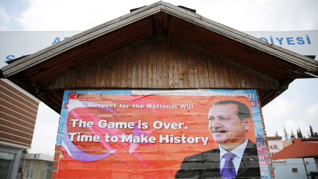İncirlik girişine milli iradeye saygı pankartı