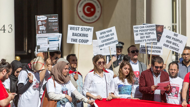 İngiliz medyasının yanlı yayınları protesto edildi