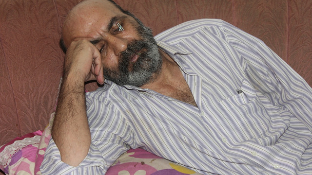 İranlı sığınmacı protesto için göz kapağını da dikti