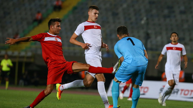 İzmir'de futbolcular demokrasi için sahaya çıktı