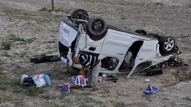 Kamyonet şarampole devrildi: 4 yaralı