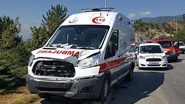 Karabük'te ambulansla otomobil çarpıştı: 6 yaralı