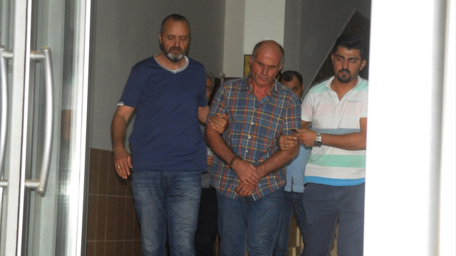 Kızını ve damadını öldürdü