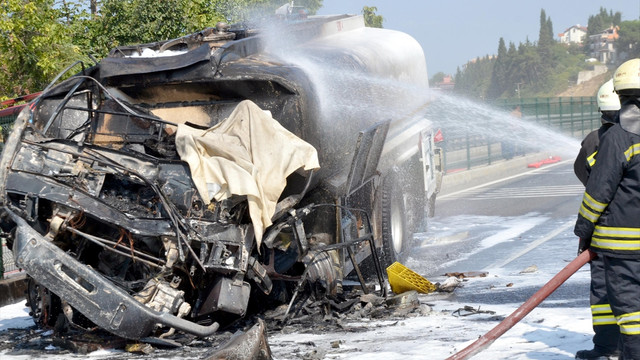 Kocaeli'de kazanın ardından alev alan tankerin sürücüsü öldü
