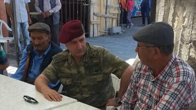 Komutanından kahraman şehidin ailesine ziyaret