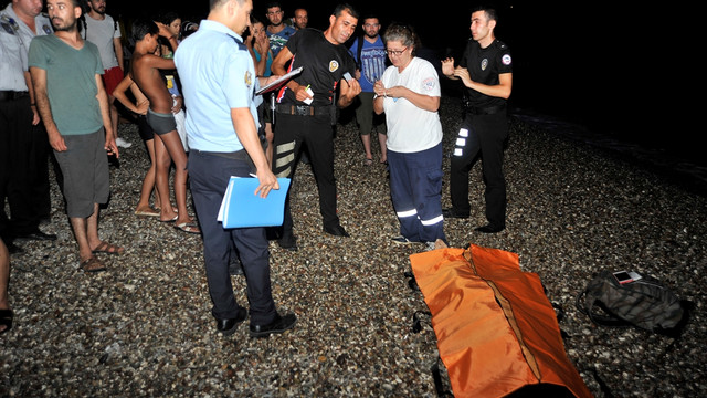 Konyaaltı sahilinde denize giren genç boğuldu