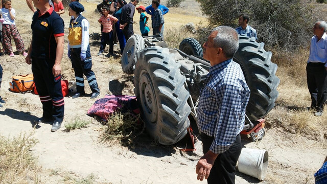 Konya'da devrilen traktörün altında kalan sürücü öldü