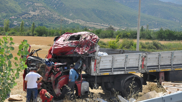 Konya'da tır şarampole devrildi: 1 ölü