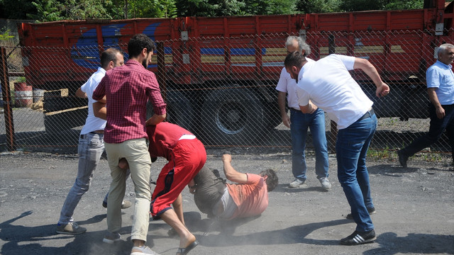 Maden işçileri ile mahalle sakinleri arasında kavga