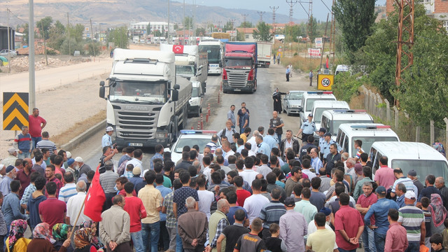 Mahalleli, yolu araç trafiğine kapattı