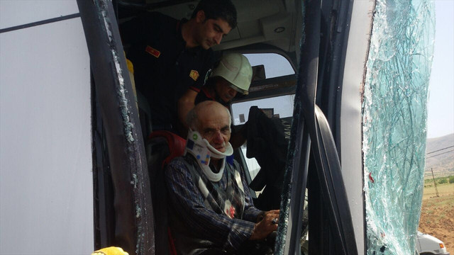 Malatya'da yolcu otobüsü tıra çarptı: 3 yaralı