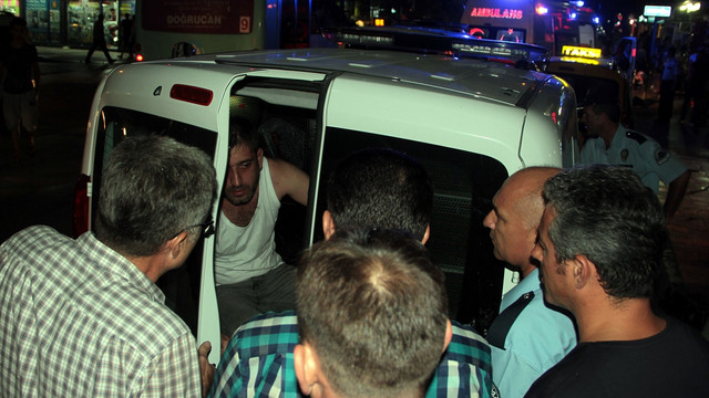 Manisa'da polise bıçaklı saldırı