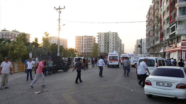 Mardin'in Kızıltepe ilçesinde PKK'lı teröristlerin önceden tuzakladıkları el yapımı patlayıcı, polis servis aracının geçişi sırasında infilak ettirildi. Olay yerine çok sayıda ambulans sevk edildi.