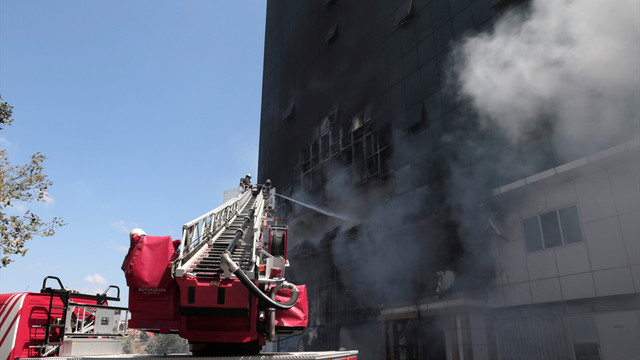 Merter'de iş merkezindeki yangın