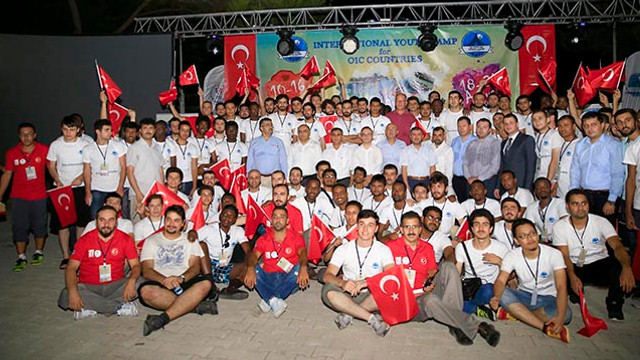 Müslüman gençler Batıya demokrasi çağrısı yaptı