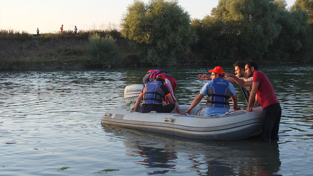 Murat Nehri'ne giren genç kayboldu