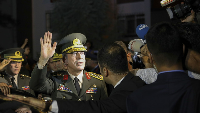 Orgeneral Akar, kahraman astsubayın ailesini ziyaret etti