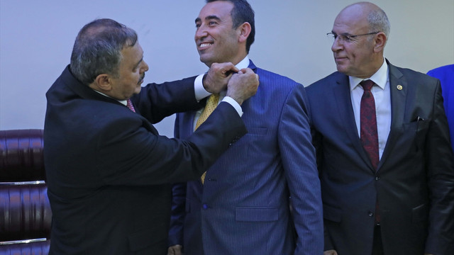 Bakan Eroğlu, AK Parti'ye katılanlara rozet taktı