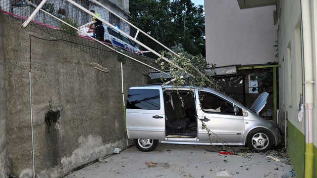 Otomobil apartman bahçesine devrildi: 2 yaralı