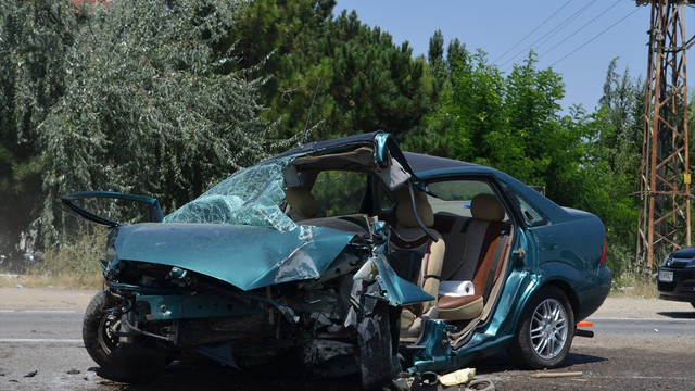 Otomobil aydınlatma direğine çarptı: 1 ölü, 2 yaralı