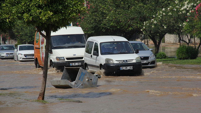 Patlayan su borusu ulaşımı engelledi