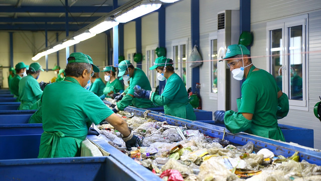 Petrol ülkesinde çöpten de elektrik üretiliyor