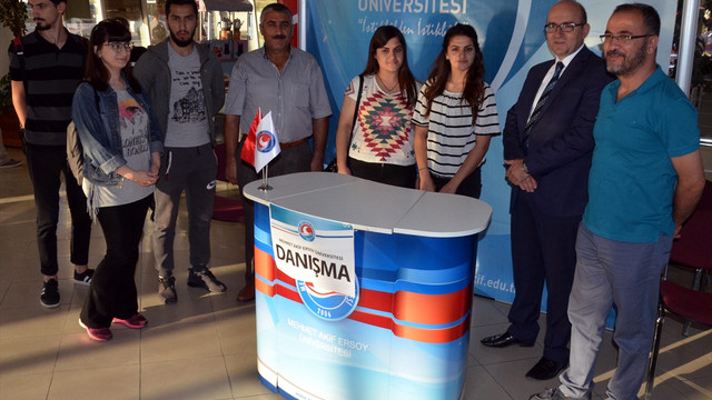 Rektör yeni öğrencileri otogarda karşıladı