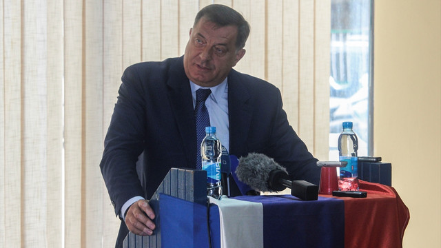 RS Başkanı Srebrenitsa'yı ziyaret etti