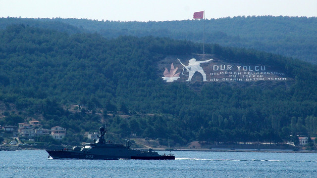 Rus askeri gemileri Çanakkale Boğazı'ndan geçti