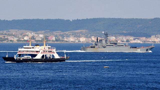 Rus askeri gemisi Çanakkale Boğazı'ndan geçti
