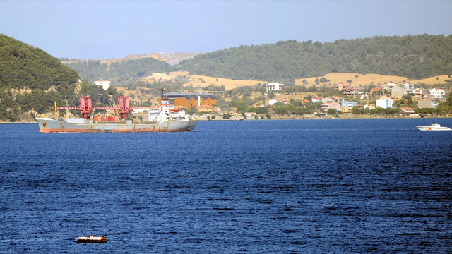 Rus askeri kargo gemisi Çanakkale Boğazı'ndan geçti