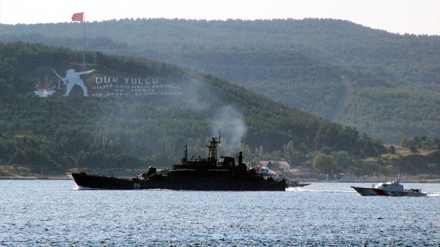 Rus savaş gemileri Çanakkale Boğazı'ndan geçti
