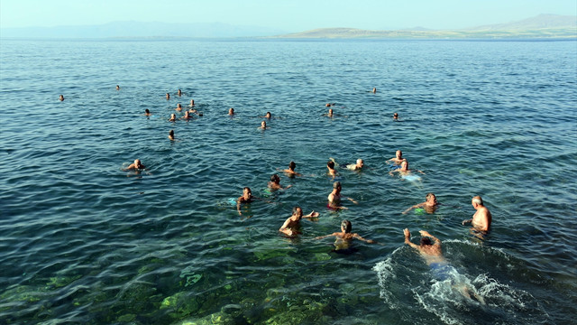 Sağlık için her sabah Van Gölü'nde yüzüyorlar