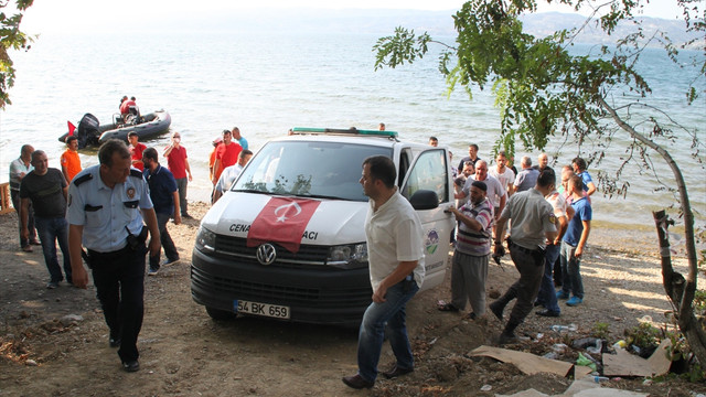 Sakarya'da alabora olan sandaldaki kişinin kaybolması