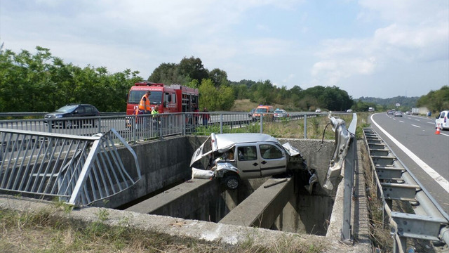 Sakarya'da devrilen araç köprüde asılı kaldı: 3 yaralı