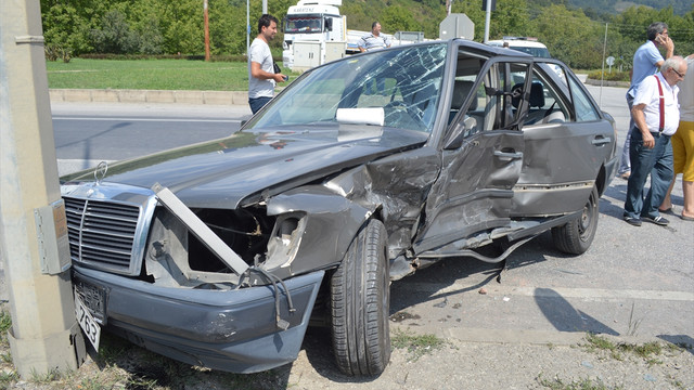 Sakarya'da iki otomobil çarpıştı: 6 yaralı