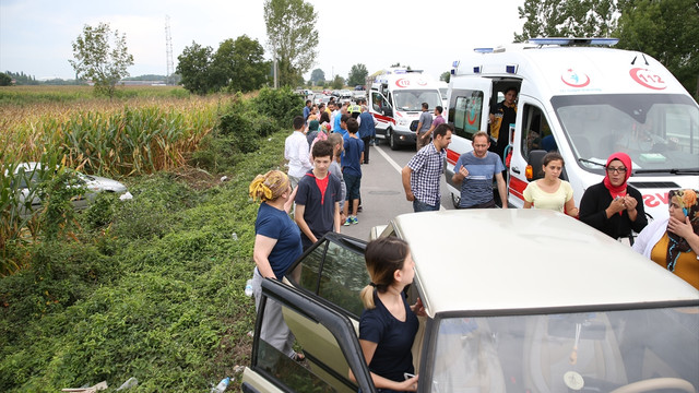 Sakarya'da otomobil devrildi: 7 yaralı