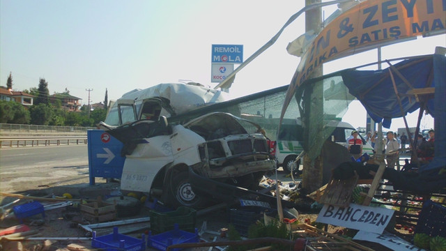 Sakarya'da tır minibüse çarptı: 2 ölü, 10 yaralı