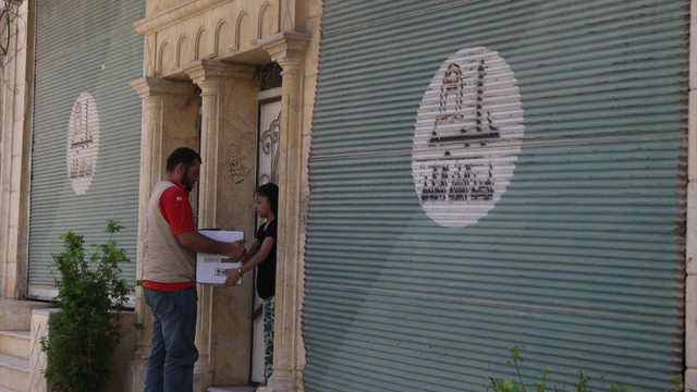 Saldırı altındaki Halep'e yardımlar ulaştırılıyor