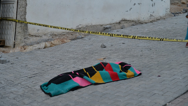 Şanlıurfa'da kepçenin altında kalan çocuk öldü