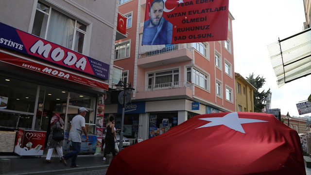 Şehit oğlumun üzerindeki kanlı bayrağı asla yıkatmam