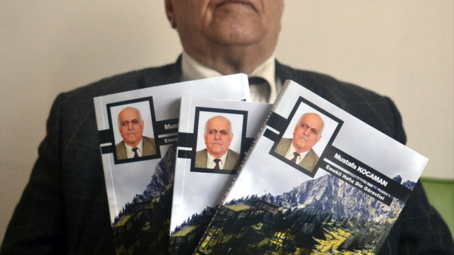 Şehitlere dua için kitaplarını ücretsiz dağıtıyor