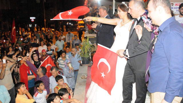 Seviyoruz, OHAL'de evleniyoruz