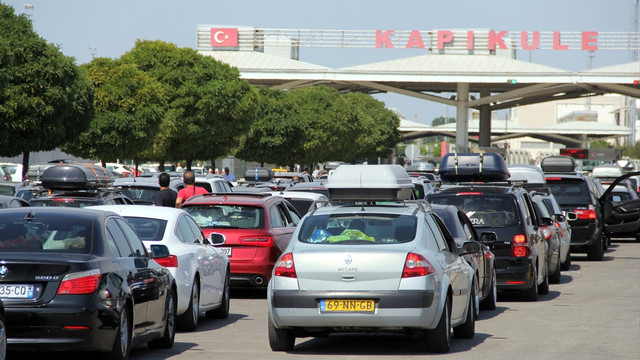 Sınır kapılarında yoğunluk oluştu