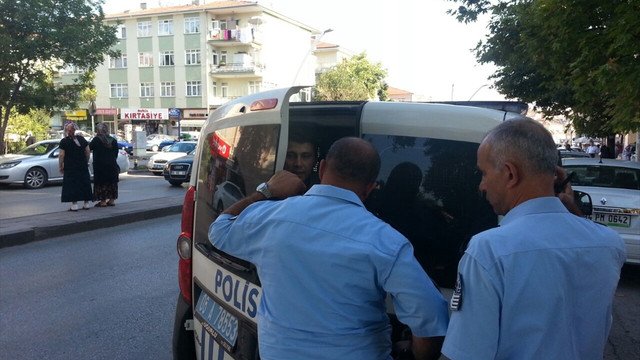 Sinir krizi geçiren güvenlik görevlisi banka çalışanlarını rehin aldı