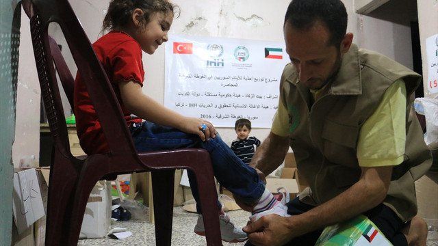 Suriye'deki yetimlere ayakkabı yardımı