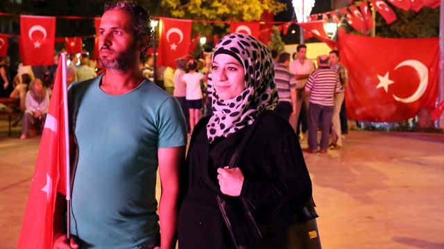 Suriyeliler demokrasi nöbetinde