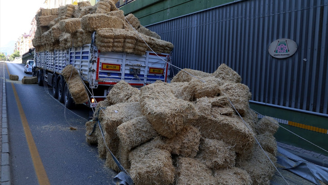 Tırdan düşen saman balyaları trafiği tıkadı