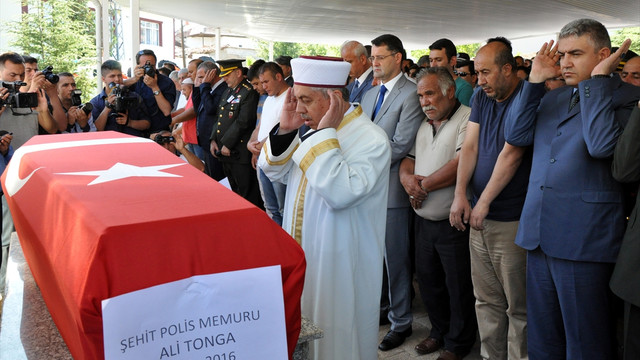 Trafik kazasında yaralanıp şehit olan polis memuru