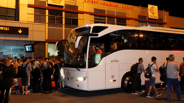 Uçağın iniş takımında çıkan yangın söndürüldü